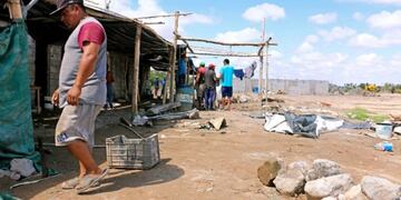 Así luce el lugar donde habitan más de 80 obreros de la cosecha en Sarmiento