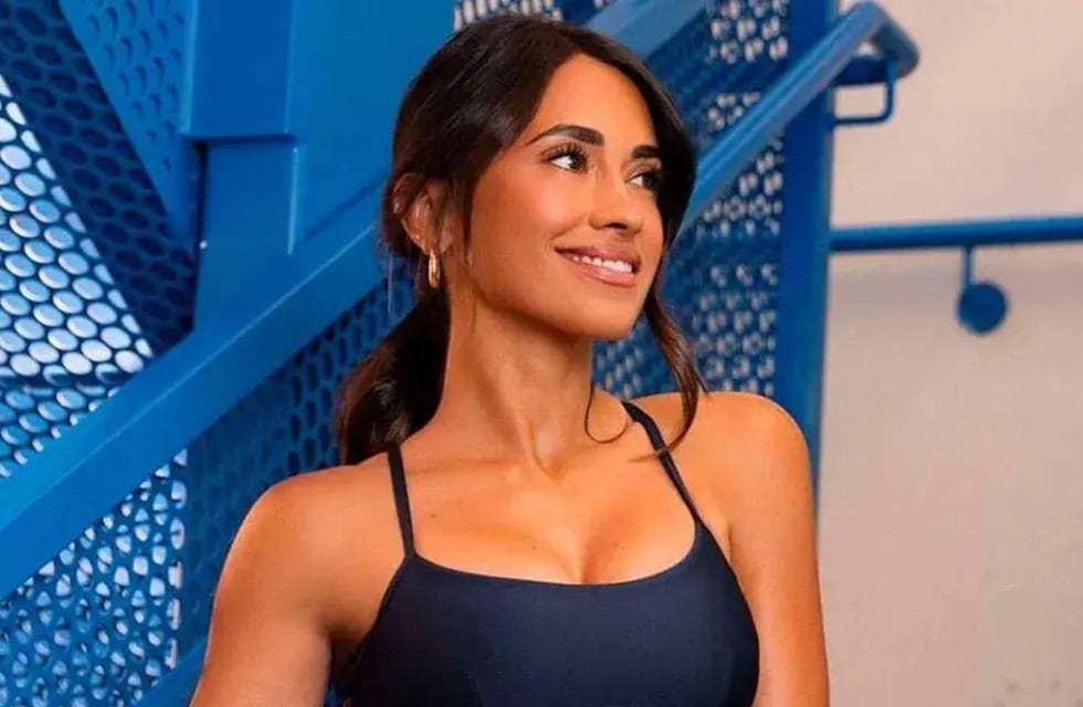 Antonela Roccuzzo posó con una microbikini azul eléctrico y encendió las redes