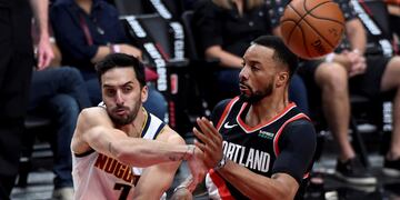 Los cuartos, igualados. Facundo Campazzo ante Powell, alero de Portland (AP).