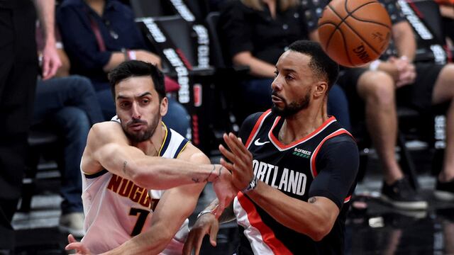 Los cuartos, igualados. Facundo Campazzo ante Powell, alero de Portland (AP).