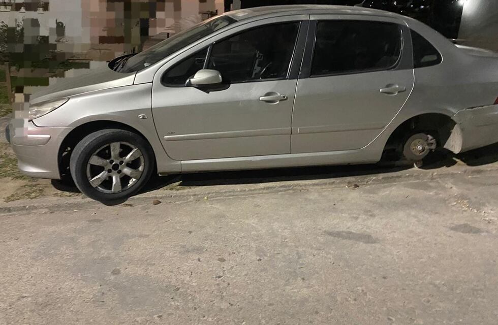 Detuvieron a una pareja que robaba ruedas de autos en Carlos Paz