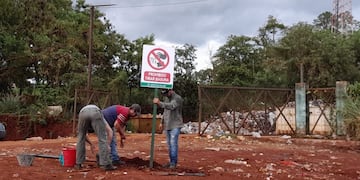 Colocan nueva cartelería de tránsito en Puerto Iguazú.