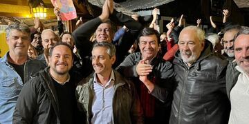 Omar De Marchi fue a San Carlos a festejar con sus aliados.