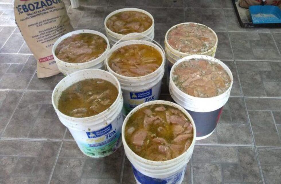 Clausuran una carnicería donde guardaban milanesas de pollo en baldes de pintura