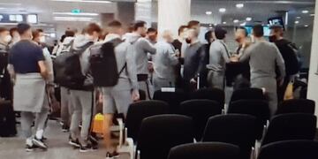 San Lorenzo no levanta y algunos hinchas reaccionaron mal y con insultos al plantel. En el estadio y en el aeropuerto (Foto: Captura TNT Sports).