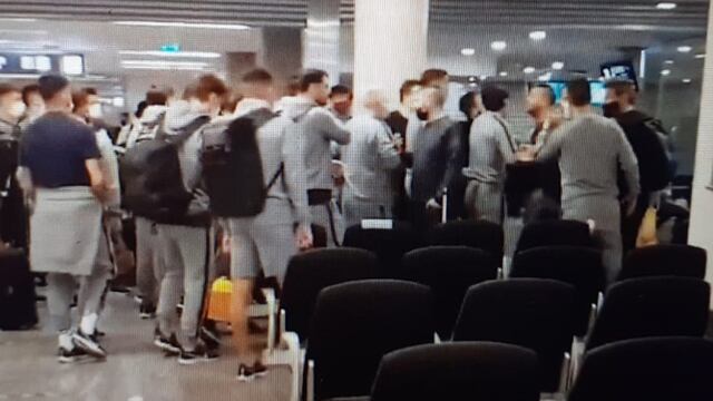 San Lorenzo no levanta y algunos hinchas reaccionaron mal y con insultos al plantel. En el estadio y en el aeropuerto (Foto: Captura TNT Sports).
