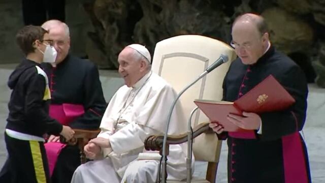 Un niño subió al estrado del Papa Francisco durante la audiencia general (captura YouTube).