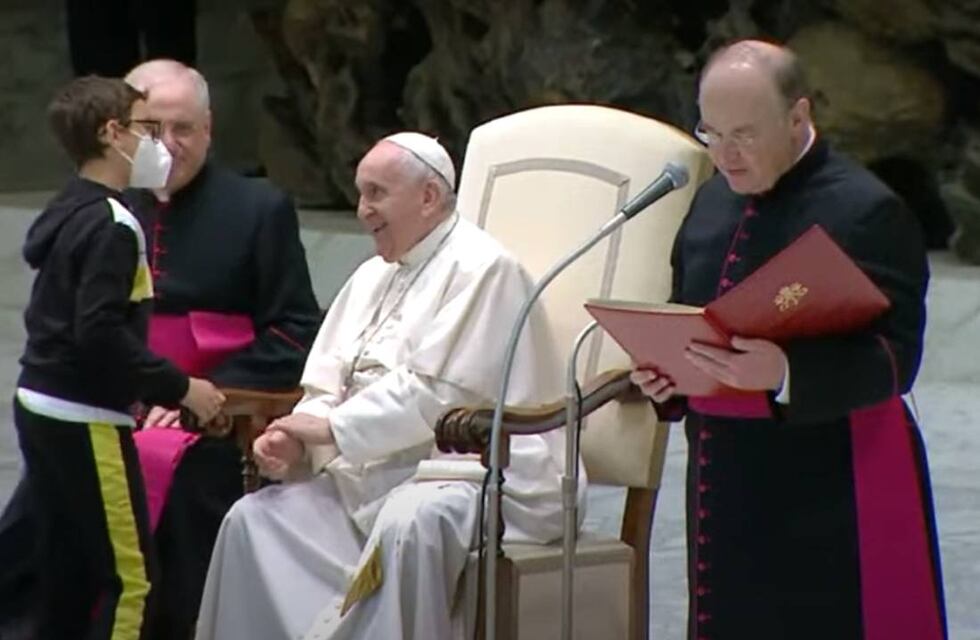 Un niño intentó “robarle” el solideo al papa Francisco durante una Audiencia