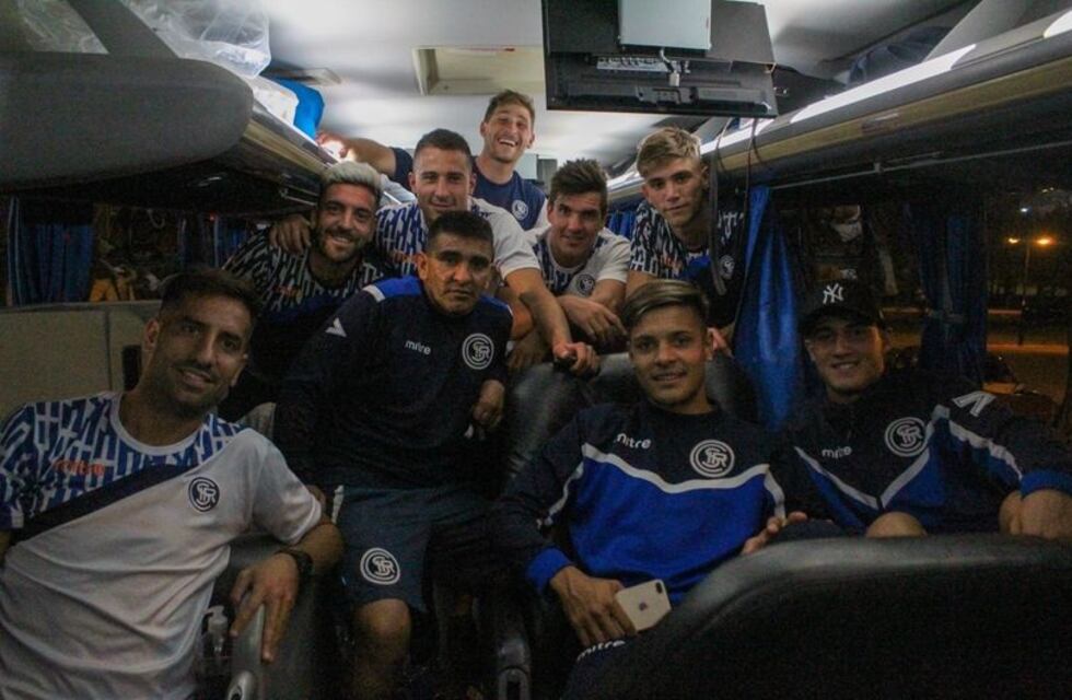 Independiente Rivadavia: atacaron a piedrazos al micro de la Lepra en San Juan