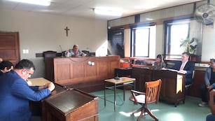 El juez Mario Ramón Puig, al centro en el estrado, condenó a Orlando Wilson Leañez a cuatro años de prisión por haber causado la muerte de un niño pequeño y un adulto, cuando manejaba totalmente alcoholizado.