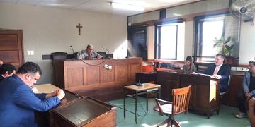 El juez Mario Ramón Puig, al centro en el estrado, condenó a Orlando Wilson Leañez a cuatro años de prisión por haber causado la muerte de un niño pequeño y un adulto, cuando manejaba totalmente alcoholizado.