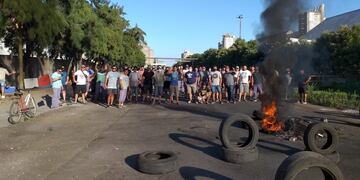 Trabajadores de Vicentin se manifestaron en San Lorenzo este martes en la última jornada de la medida de fuerza. (Soea)