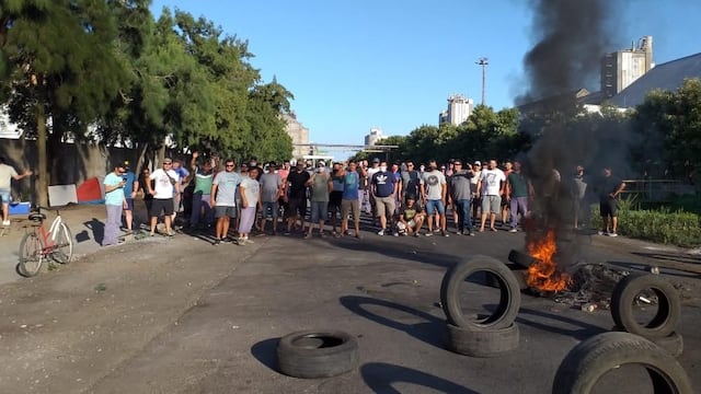 Trabajadores de Vicentin se manifestaron en San Lorenzo este martes en la última jornada de la medida de fuerza. (Soea)