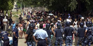 Entrega de bolsones en barrio General Savio durante la crisis de 2001.
