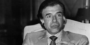 Con sus tradicionales patillas, look que lo acompañó en sus primeros años de gobierno