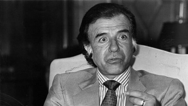 Con sus tradicionales patillas, look que lo acompañó en sus primeros años de gobierno