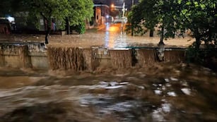 El desborde de La Cañada inundó muchas calles a su alrededor.