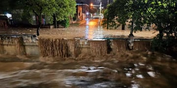 El desborde de La Cañada inundó muchas calles a su alrededor.