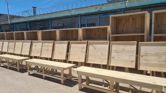 Presos de Bahía Blanca fabricaron mobiliario y fueron donados a 7 escuelas de Ingeniero White