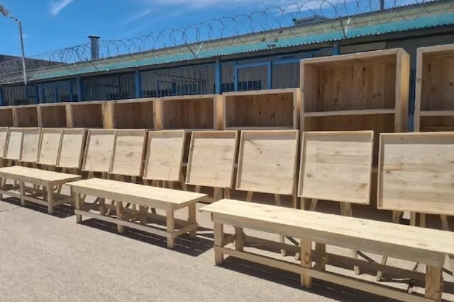 Presos de Bahía Blanca fabricaron mobiliario y fueron donados a 7 escuelas de Ingeniero White