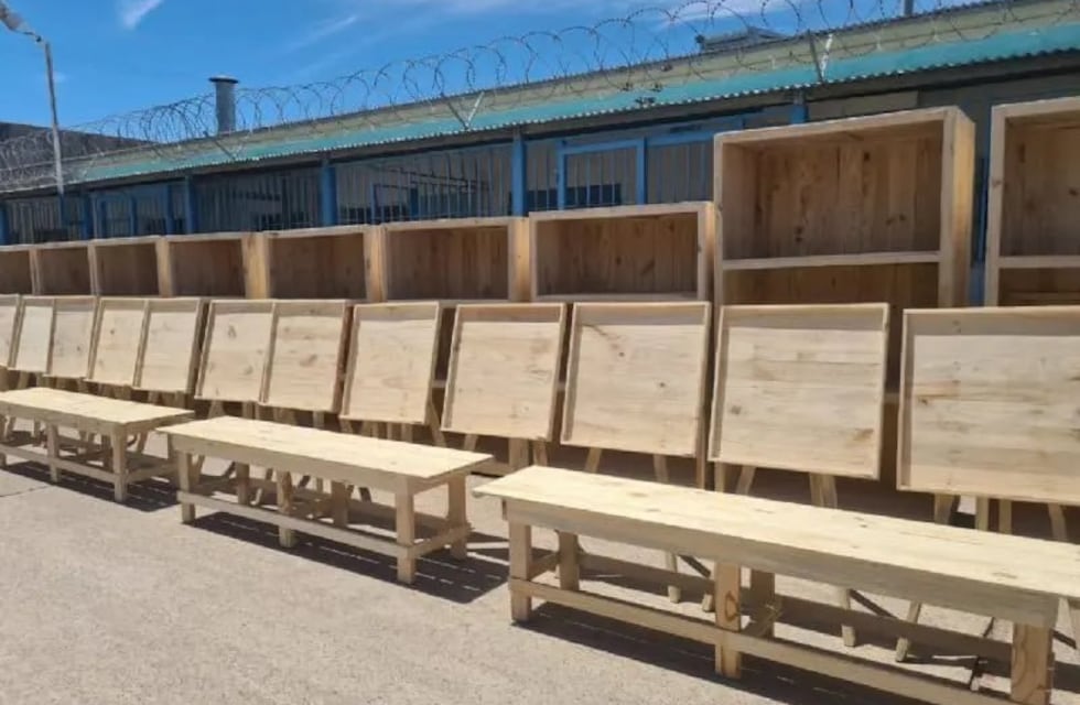 Presos de Bahía Blanca fabricaron mobiliario y fueron donados a 7 escuelas de Ingeniero White