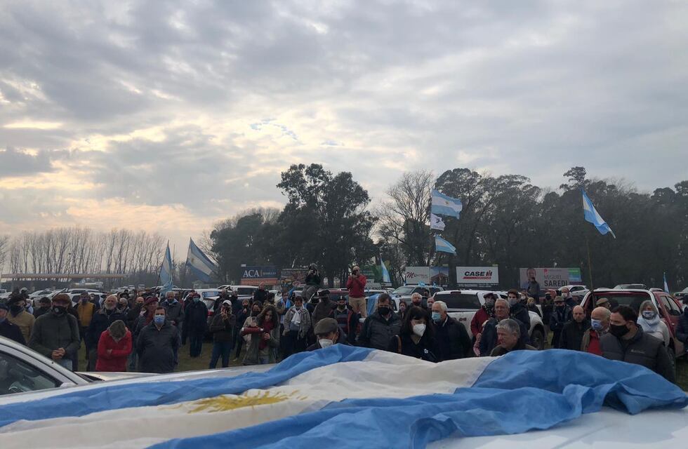 Masiva protesta de productores agropecuarios contra el Gobierno en Azul