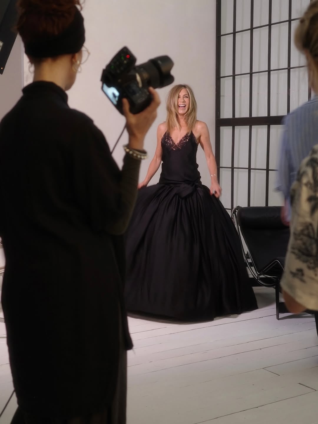 A los 56 años, Jennifer Aniston sorprendió a sus fans con un outfit con mega escote al límite de la censura