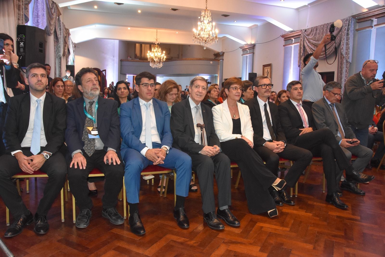 Funcionarios judiciales, directivos de entidades profesionales del ámbito del derecho, legisladores y representantes del Poder Ejecutivo presenciaron el acto inaugural.