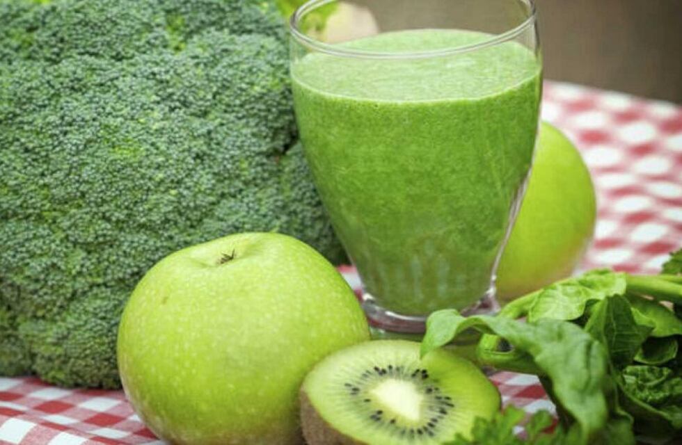 Agua con limón, vinagre en ayunas y batidos detox: una nutricionista cordobesa desmitificó las bebidas