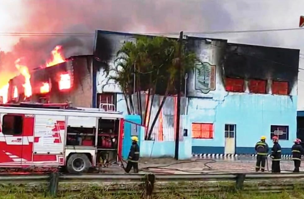 Un incendio destruyó más de mil colchones en un depósito de la policía