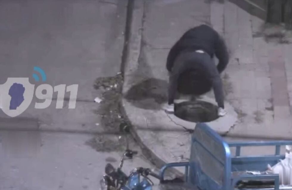 Lo detuvieron robando tapas de alcantarilla con un motocarro en Córdoba
