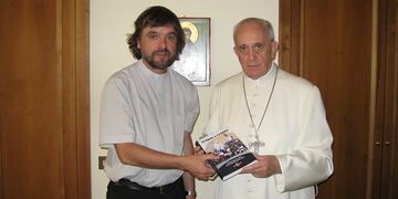 El padre José Di Paola junto al papa Francisco I.