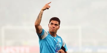 El cálido gesto de Juanfer Quintero con dos hinchas de Racing en la previa de la final de la Copa Sudamericana.