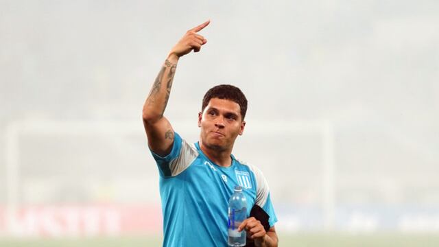 El cálido gesto de Juanfer Quintero con dos hinchas de Racing en la previa de la final de la Copa Sudamericana.