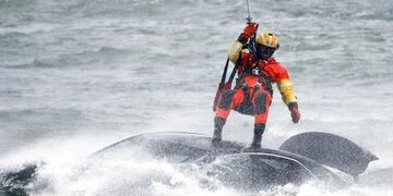 El momento preciso en el que el rescatista accede al vehículo semi sumergido en las aguas del Niágara. Twitter @MimiArriagaM