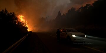 Autoridades de Río Negro y Chubut ayudan a combatir el fuego en Bariloche.