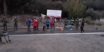 Gendarmería llegó a un corte en Villa La Angostura para hacer pasar camiones (Facebooñ - Trabajadores de Salud Autoconvocados HVLA).
