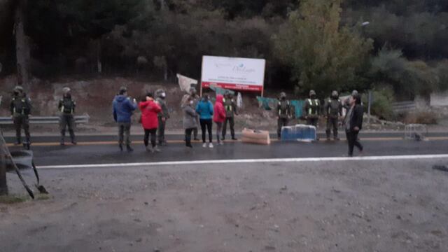 Gendarmería llegó a un corte en Villa La Angostura para hacer pasar camiones (Facebooñ - Trabajadores de Salud Autoconvocados HVLA).
