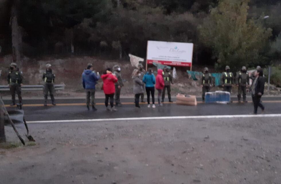 Continúan los cortes en las rutas de Neuquén: gendarmería intervino en Villa La Angostura