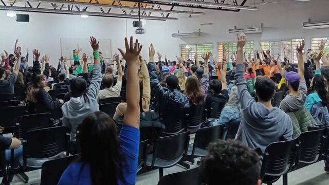 El debate sobre el plan de lucha arrancó este lunes en diferentes puntos de la ciudad.