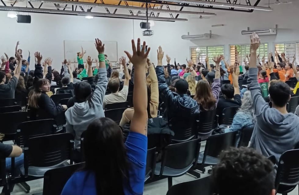 La Universidad Nacional de Rosario y la UTN arrancaron la semana con tomas simbólicas