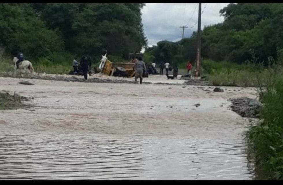 Un acoplado que llevaba a los Reyes Magos volcó al cruzar un río