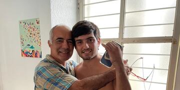 Fernando Lastra y su hijo. El hombre dio a conocer el parte de salud de los tres jóvenes atacados. (Gentileza)