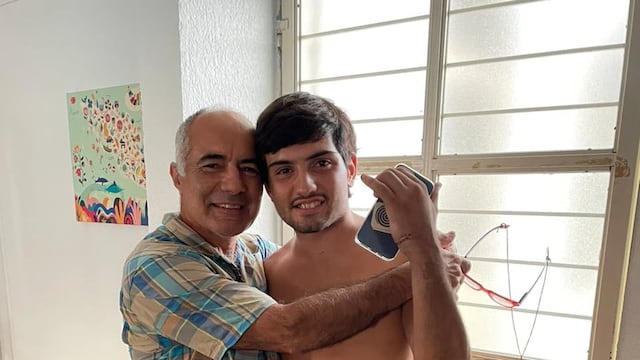 Fernando Lastra y su hijo. El hombre dio a conocer el parte de salud de los tres jóvenes atacados. (Gentileza)
