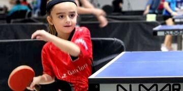 Genarita tiene siete años, es salteña y se destaca jugando al tenis de mesa.