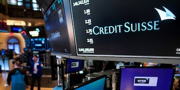Caos financiero: el Credit Suisse se desploma 30% y toca su mínimo histórico. (AP)