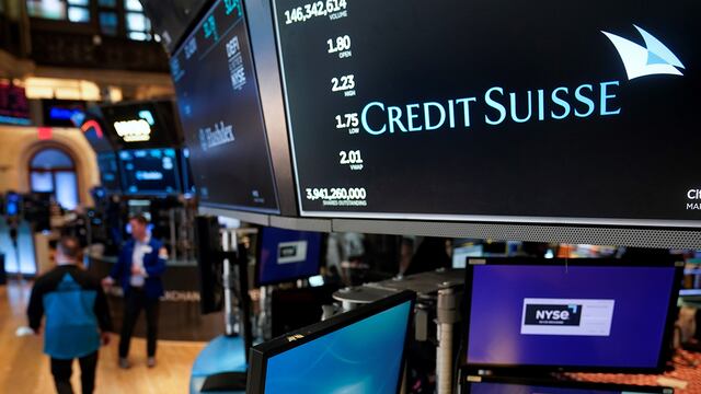 Caos financiero: el Credit Suisse se desploma 30% y toca su mínimo histórico. (AP)