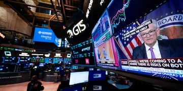 Siguen subiendo los bonos y el Riesgo País perforó los 1.000 puntos. (Foto AP/Seth Wenig)