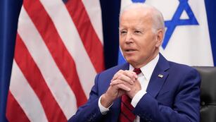 ARCHIVO - El presidente Joe Biden escucha al primer ministro israelí Benjamin Netanyahu en Nueva York, 20 de setiembre de 2023. (AP Foto/Susan Walsh, File)