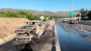 Un auto se incendió en la Autovía de Punilla y sus ocupantes lograron escapar. Gentileza: Diario de Carlos Paz